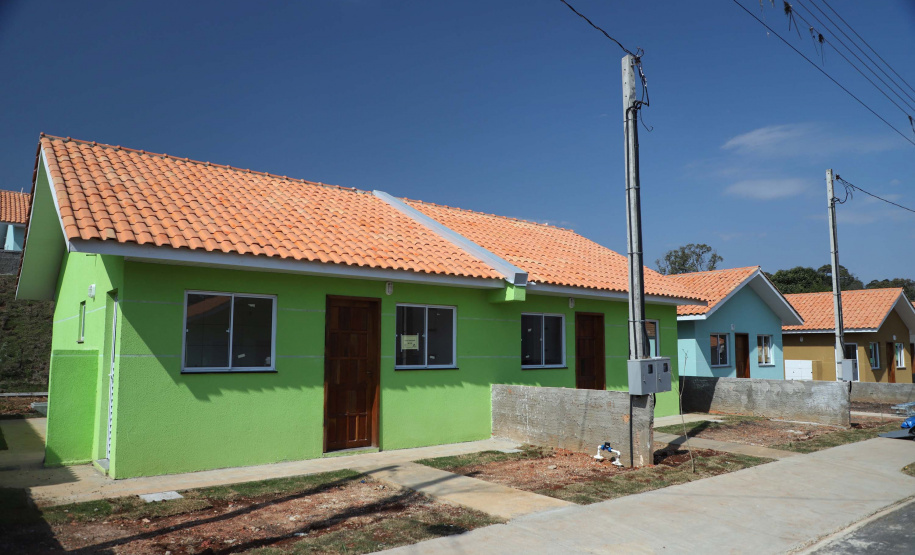 O governador Carlos Massa Ratinho Junior entregou nesta sexta-feira (4) as chaves de novas moradias para 53 famílias de Rebouças, na Região Centro-Sul do Estado. As casas fazem parte do programa Nossa Gente Paraná, destinado a pessoas em situação de vulnerabilidade social e são repassadas de graça. Ao todo, 165 pessoas serão beneficiadas diretamente.
. Foto: José Fernando Ogura/AEN