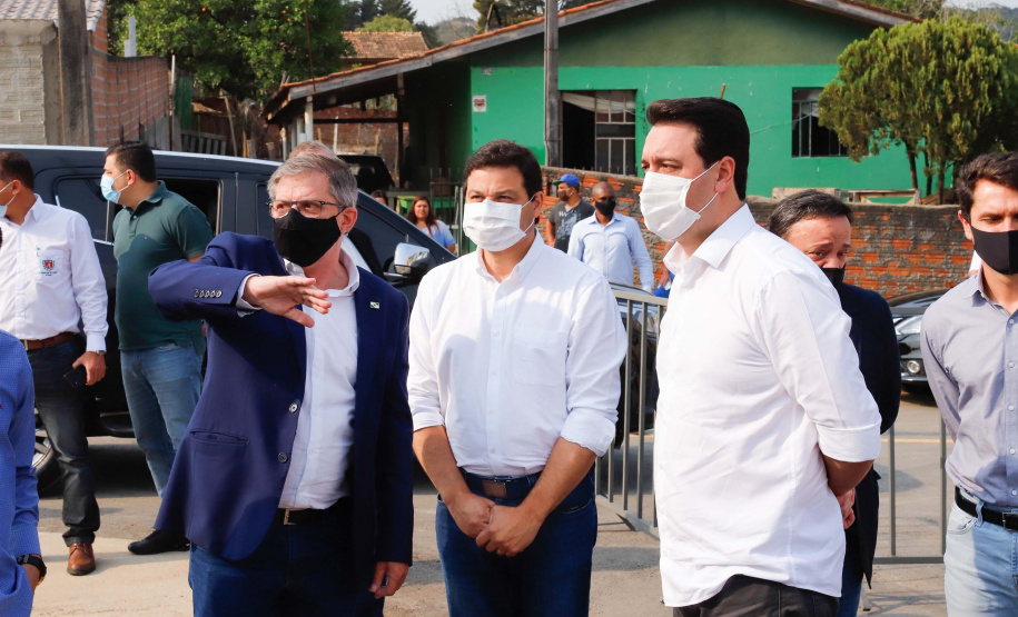 O governador Carlos Massa Ratinho Junior entregou nesta sexta-feira (4) as chaves de novas moradias para 53 famílias de Rebouças, na Região Centro-Sul do Estado. As casas fazem parte do programa Nossa Gente Paraná, destinado a pessoas em situação de vulnerabilidade social e são repassadas de graça. Ao todo, 165 pessoas serão beneficiadas diretamente.