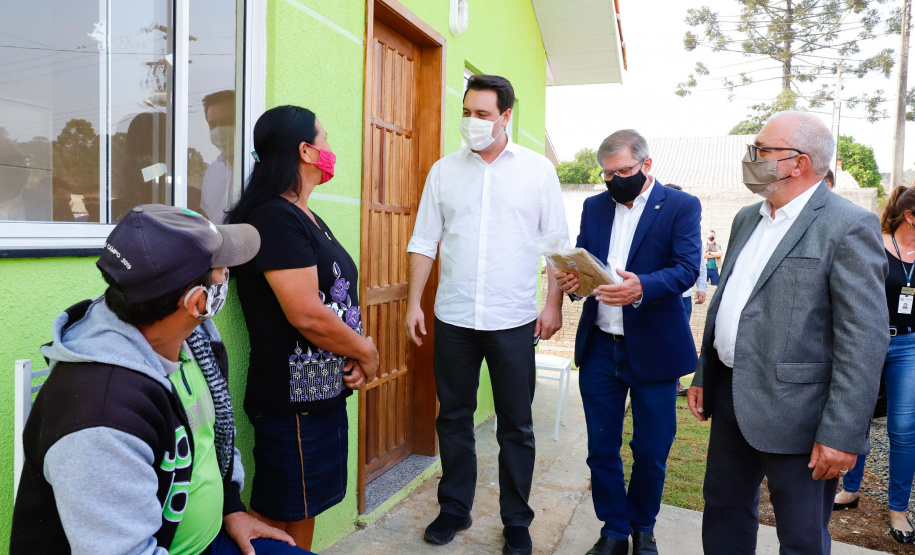 O governador Carlos Massa Ratinho Junior entregou nesta sexta-feira (4) as chaves de novas moradias para 53 famílias de Rebouças, na Região Centro-Sul do Estado. As casas fazem parte do programa Nossa Gente Paraná, destinado a pessoas em situação de vulnerabilidade social e são repassadas de graça. Ao todo, 165 pessoas serão beneficiadas diretamente.