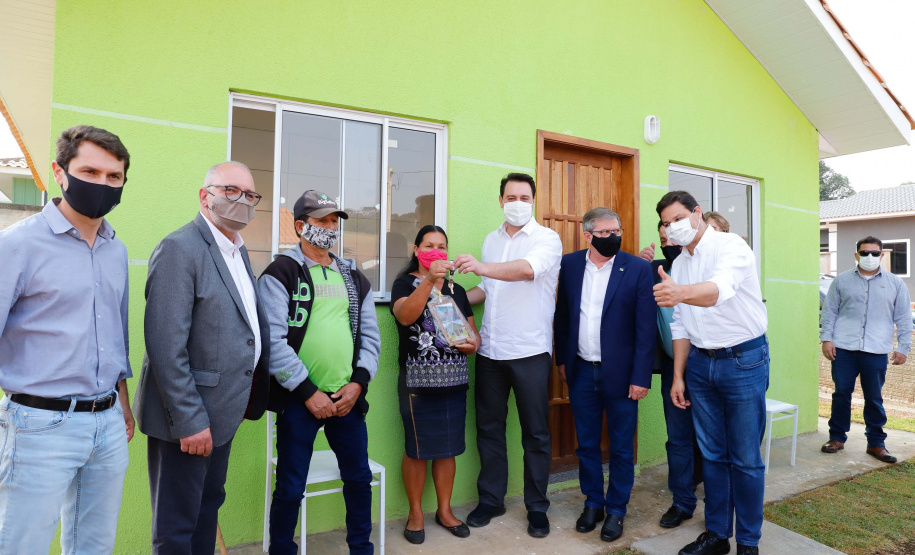 O governador Carlos Massa Ratinho Junior entregou nesta sexta-feira (4) as chaves de novas moradias para 53 famílias de Rebouças, na Região Centro-Sul do Estado. As casas fazem parte do programa Nossa Gente Paraná, destinado a pessoas em situação de vulnerabilidade social e são repassadas de graça. Ao todo, 165 pessoas serão beneficiadas diretamente.