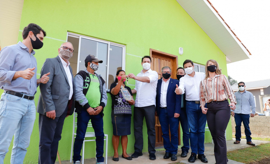 O governador Carlos Massa Ratinho Junior entregou nesta sexta-feira (4) as chaves de novas moradias para 53 famílias de Rebouças, na Região Centro-Sul do Estado. As casas fazem parte do programa Nossa Gente Paraná, destinado a pessoas em situação de vulnerabilidade social e são repassadas de graça. Ao todo, 165 pessoas serão beneficiadas diretamente.