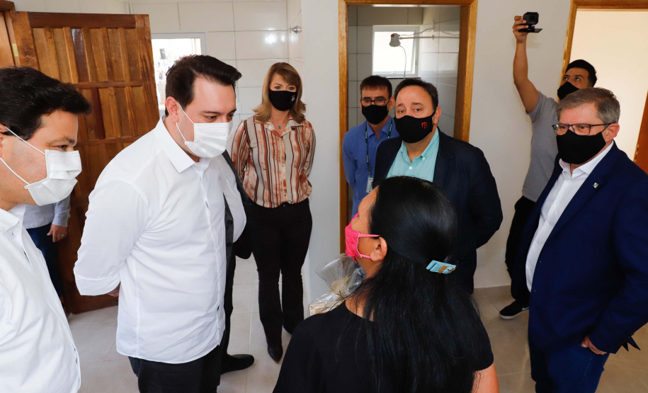 O governador Carlos Massa Ratinho Junior entregou nesta sexta-feira (4) as chaves de novas moradias para 53 famílias de Rebouças, na Região Centro-Sul do Estado. As casas fazem parte do programa Nossa Gente Paraná, destinado a pessoas em situação de vulnerabilidade social e são repassadas de graça. Ao todo, 165 pessoas serão beneficiadas diretamente.