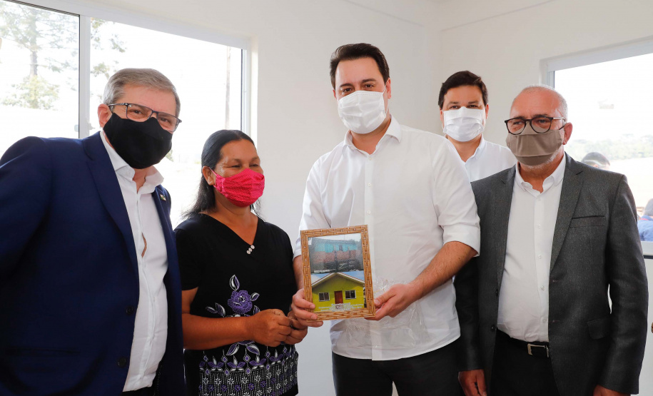 O governador Carlos Massa Ratinho Junior entregou nesta sexta-feira (4) as chaves de novas moradias para 53 famílias de Rebouças, na Região Centro-Sul do Estado. As casas fazem parte do programa Nossa Gente Paraná, destinado a pessoas em situação de vulnerabilidade social e são repassadas de graça. Ao todo, 165 pessoas serão beneficiadas diretamente.
