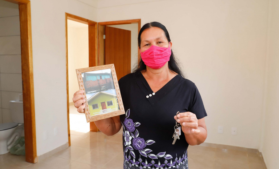 O governador Carlos Massa Ratinho Junior entregou nesta sexta-feira (4) as chaves de novas moradias para 53 famílias de Rebouças, na Região Centro-Sul do Estado. As casas fazem parte do programa Nossa Gente Paraná, destinado a pessoas em situação de vulnerabilidade social e são repassadas de graça. Ao todo, 165 pessoas serão beneficiadas diretamente.