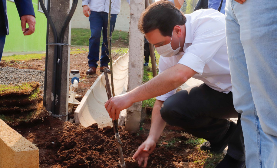 O governador Carlos Massa Ratinho Junior entregou nesta sexta-feira (4) as chaves de novas moradias para 53 famílias de Rebouças, na Região Centro-Sul do Estado. As casas fazem parte do programa Nossa Gente Paraná, destinado a pessoas em situação de vulnerabilidade social e são repassadas de graça. Ao todo, 165 pessoas serão beneficiadas diretamente.