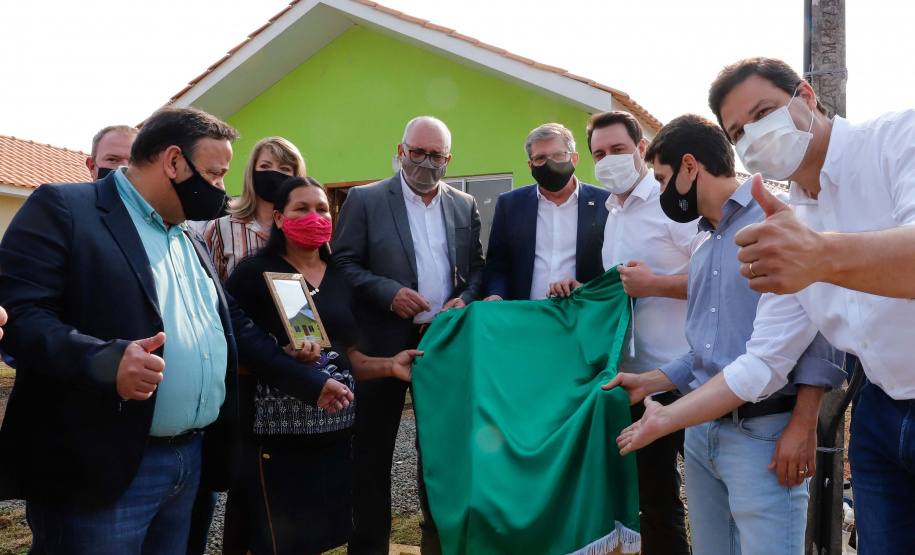 O governador Carlos Massa Ratinho Junior entregou nesta sexta-feira (4) as chaves de novas moradias para 53 famílias de Rebouças, na Região Centro-Sul do Estado. As casas fazem parte do programa Nossa Gente Paraná, destinado a pessoas em situação de vulnerabilidade social e são repassadas de graça. Ao todo, 165 pessoas serão beneficiadas diretamente.