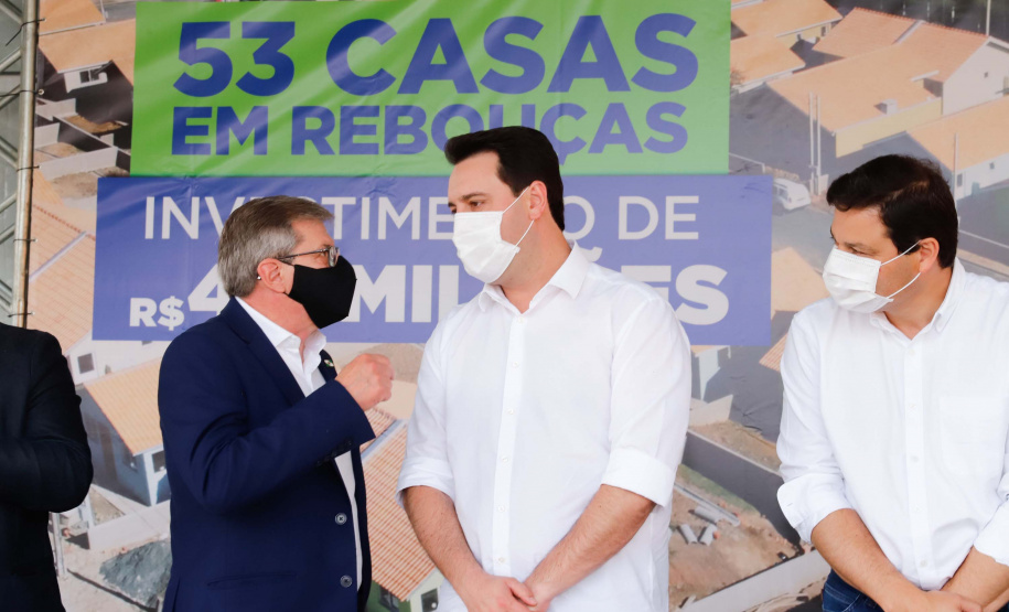 O governador Carlos Massa Ratinho Junior entregou nesta sexta-feira (4) as chaves de novas moradias para 53 famílias de Rebouças, na Região Centro-Sul do Estado. As casas fazem parte do programa Nossa Gente Paraná, destinado a pessoas em situação de vulnerabilidade social e são repassadas de graça. Ao todo, 165 pessoas serão beneficiadas diretamente.