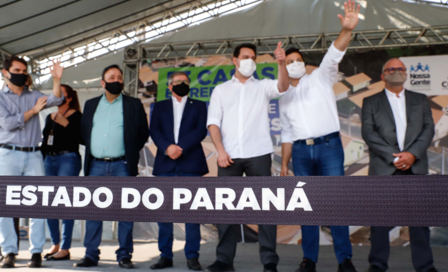 O governador Carlos Massa Ratinho Junior entregou nesta sexta-feira (4) as chaves de novas moradias para 53 famílias de Rebouças, na Região Centro-Sul do Estado. As casas fazem parte do programa Nossa Gente Paraná, destinado a pessoas em situação de vulnerabilidade social e são repassadas de graça. Ao todo, 165 pessoas serão beneficiadas diretamente.