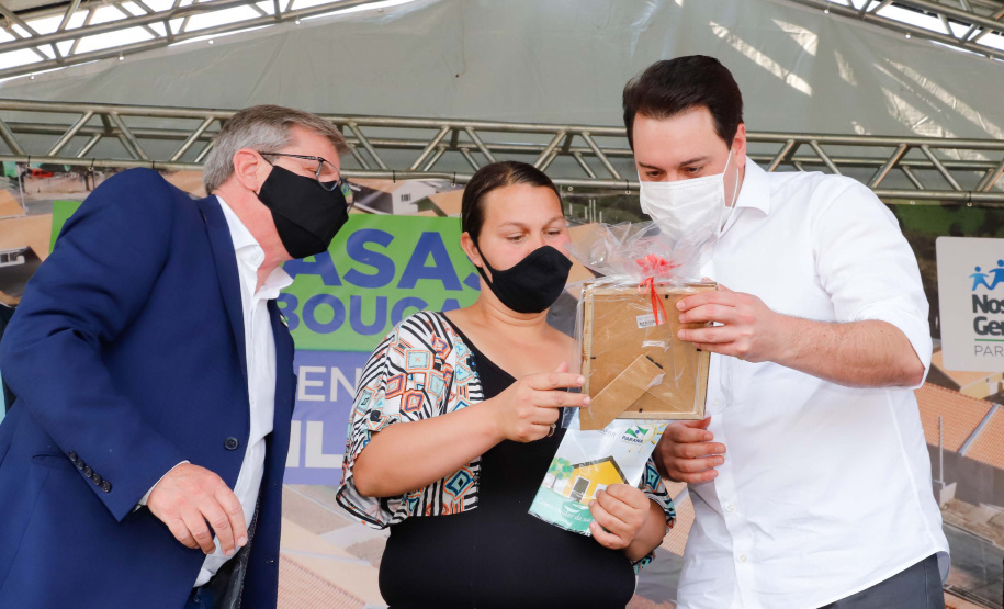 O governador Carlos Massa Ratinho Junior entregou nesta sexta-feira (4) as chaves de novas moradias para 53 famílias de Rebouças, na Região Centro-Sul do Estado. As casas fazem parte do programa Nossa Gente Paraná, destinado a pessoas em situação de vulnerabilidade social e são repassadas de graça. Ao todo, 165 pessoas serão beneficiadas diretamente.