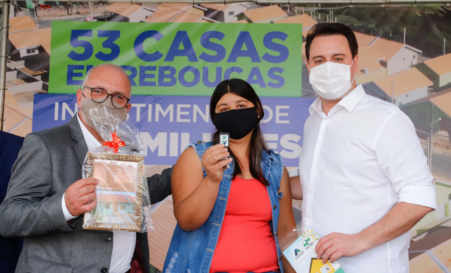 O governador Carlos Massa Ratinho Junior entregou nesta sexta-feira (4) as chaves de novas moradias para 53 famílias de Rebouças, na Região Centro-Sul do Estado. As casas fazem parte do programa Nossa Gente Paraná, destinado a pessoas em situação de vulnerabilidade social e são repassadas de graça. Ao todo, 165 pessoas serão beneficiadas diretamente.