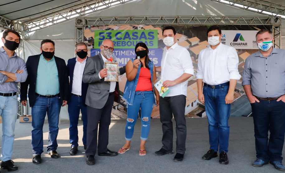 O governador Carlos Massa Ratinho Junior entregou nesta sexta-feira (4) as chaves de novas moradias para 53 famílias de Rebouças, na Região Centro-Sul do Estado. As casas fazem parte do programa Nossa Gente Paraná, destinado a pessoas em situação de vulnerabilidade social e são repassadas de graça. Ao todo, 165 pessoas serão beneficiadas diretamente.