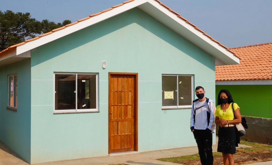 O governador Carlos Massa Ratinho Junior entregou nesta sexta-feira (4) as chaves de novas moradias para 53 famílias de Rebouças, na Região Centro-Sul do Estado. As casas fazem parte do programa Nossa Gente Paraná, destinado a pessoas em situação de vulnerabilidade social e são repassadas de graça. Ao todo, 165 pessoas serão beneficiadas diretamente.
