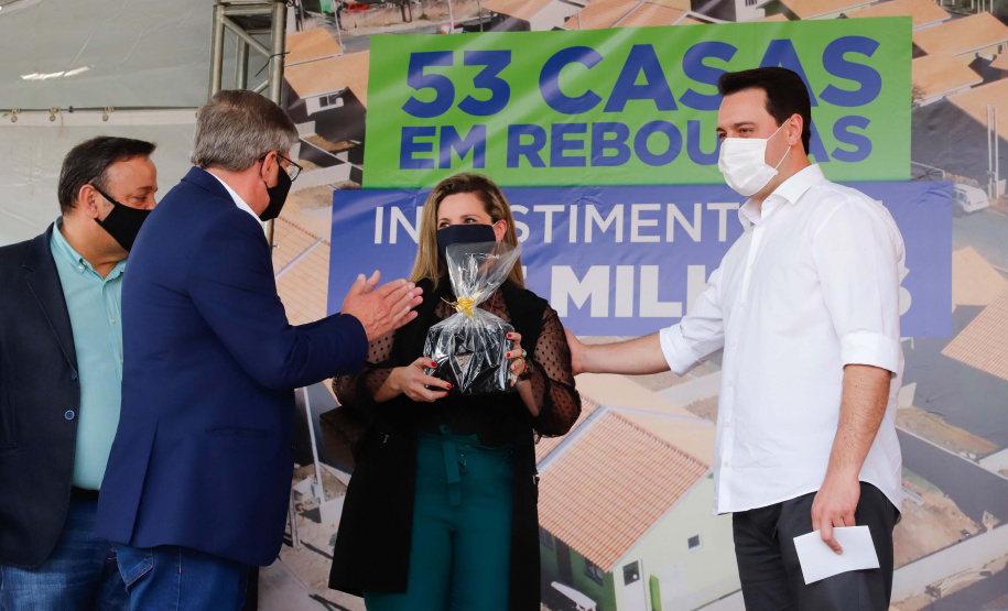 O governador Carlos Massa Ratinho Junior entregou nesta sexta-feira (4) as chaves de novas moradias para 53 famílias de Rebouças, na Região Centro-Sul do Estado. As casas fazem parte do programa Nossa Gente Paraná, destinado a pessoas em situação de vulnerabilidade social e são repassadas de graça. Ao todo, 165 pessoas serão beneficiadas diretamente.