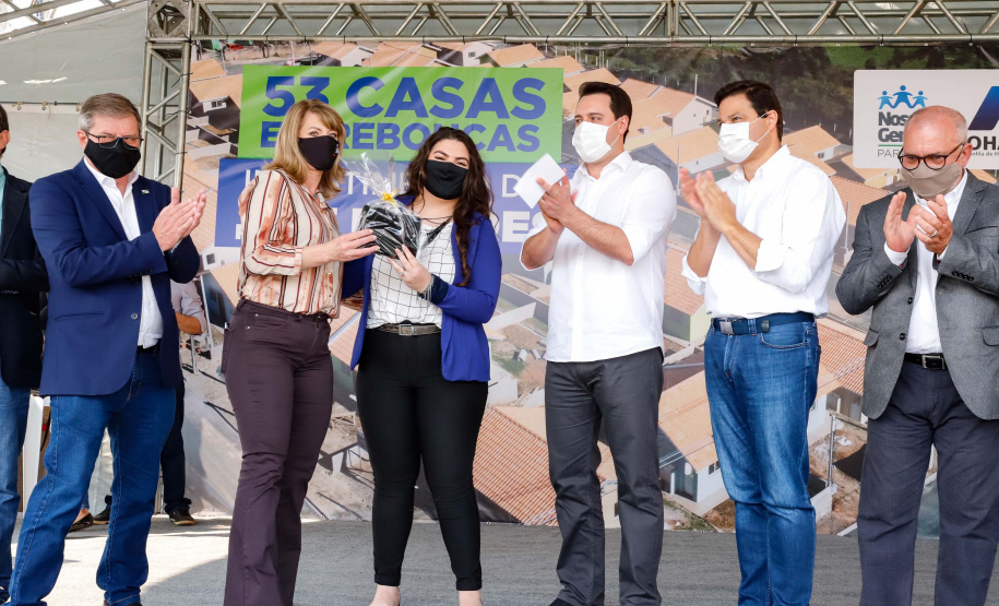 O governador Carlos Massa Ratinho Junior entregou nesta sexta-feira (4) as chaves de novas moradias para 53 famílias de Rebouças, na Região Centro-Sul do Estado. As casas fazem parte do programa Nossa Gente Paraná, destinado a pessoas em situação de vulnerabilidade social e são repassadas de graça. Ao todo, 165 pessoas serão beneficiadas diretamente.