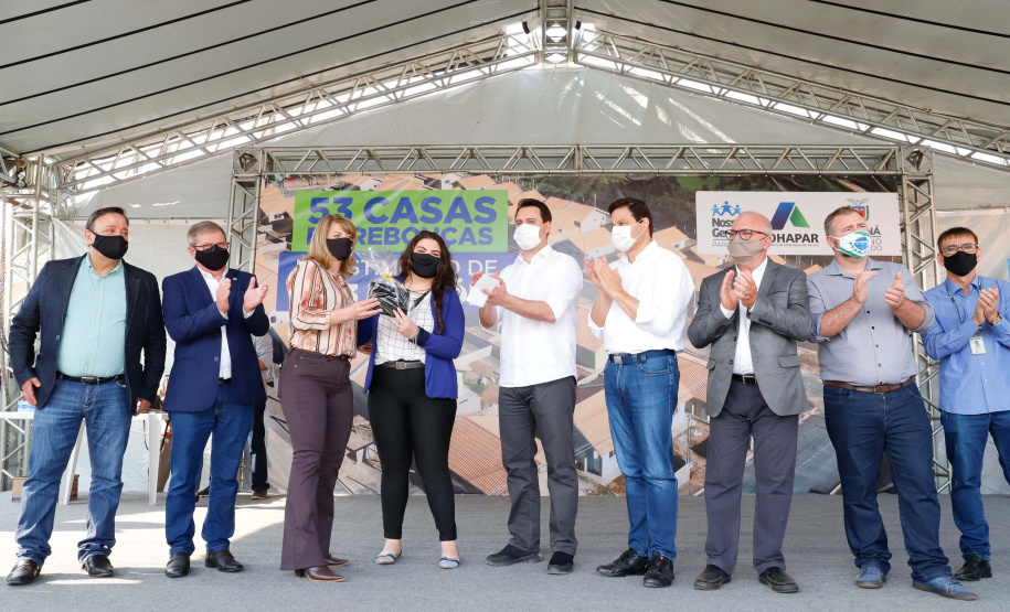 O governador Carlos Massa Ratinho Junior entregou nesta sexta-feira (4) as chaves de novas moradias para 53 famílias de Rebouças, na Região Centro-Sul do Estado. As casas fazem parte do programa Nossa Gente Paraná, destinado a pessoas em situação de vulnerabilidade social e são repassadas de graça. Ao todo, 165 pessoas serão beneficiadas diretamente.
