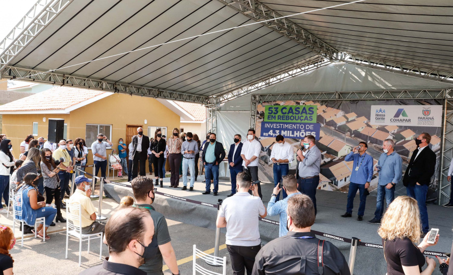 O governador Carlos Massa Ratinho Junior entregou nesta sexta-feira (4) as chaves de novas moradias para 53 famílias de Rebouças, na Região Centro-Sul do Estado. As casas fazem parte do programa Nossa Gente Paraná, destinado a pessoas em situação de vulnerabilidade social e são repassadas de graça. Ao todo, 165 pessoas serão beneficiadas diretamente.