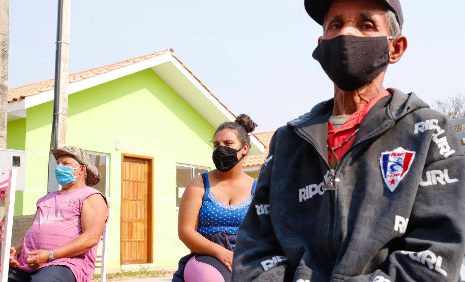O governador Carlos Massa Ratinho Junior entregou nesta sexta-feira (4) as chaves de novas moradias para 53 famílias de Rebouças, na Região Centro-Sul do Estado. As casas fazem parte do programa Nossa Gente Paraná, destinado a pessoas em situação de vulnerabilidade social e são repassadas de graça. Ao todo, 165 pessoas serão beneficiadas diretamente.