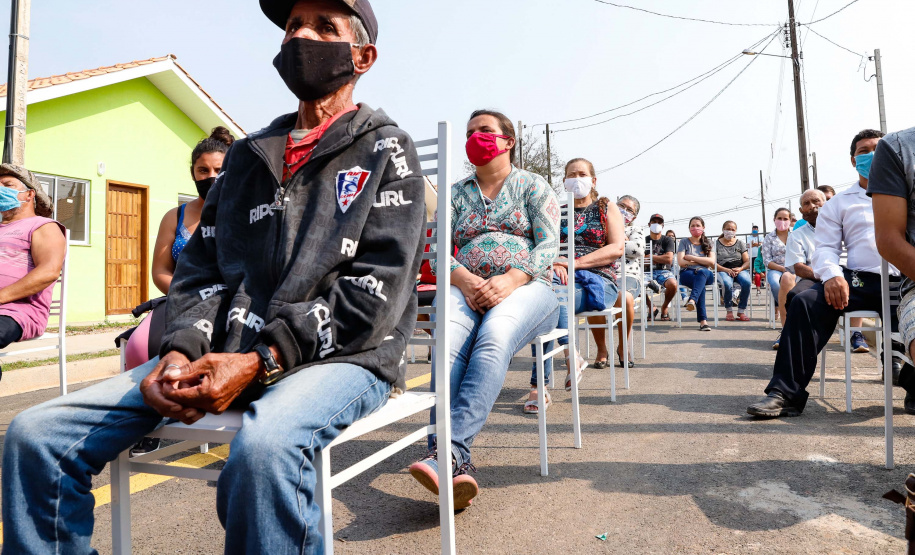 O governador Carlos Massa Ratinho Junior entregou nesta sexta-feira (4) as chaves de novas moradias para 53 famílias de Rebouças, na Região Centro-Sul do Estado. As casas fazem parte do programa Nossa Gente Paraná, destinado a pessoas em situação de vulnerabilidade social e são repassadas de graça. Ao todo, 165 pessoas serão beneficiadas diretamente.