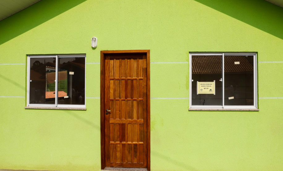 O governador Carlos Massa Ratinho Junior entregou nesta sexta-feira (4) as chaves de novas moradias para 53 famílias de Rebouças, na Região Centro-Sul do Estado. As casas fazem parte do programa Nossa Gente Paraná, destinado a pessoas em situação de vulnerabilidade social e são repassadas de graça. Ao todo, 165 pessoas serão beneficiadas diretamente.