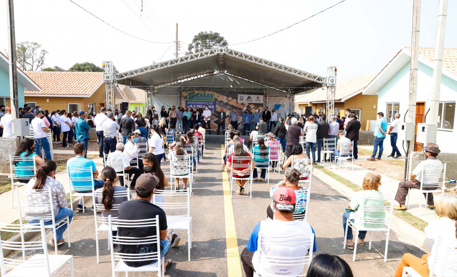 O governador Carlos Massa Ratinho Junior entregou nesta sexta-feira (4) as chaves de novas moradias para 53 famílias de Rebouças, na Região Centro-Sul do Estado. As casas fazem parte do programa Nossa Gente Paraná, destinado a pessoas em situação de vulnerabilidade social e são repassadas de graça. Ao todo, 165 pessoas serão beneficiadas diretamente.