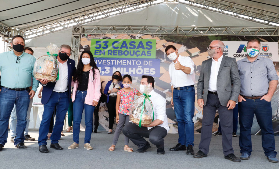 O governador Carlos Massa Ratinho Junior entregou nesta sexta-feira (4) as chaves de novas moradias para 53 famílias de Rebouças, na Região Centro-Sul do Estado. As casas fazem parte do programa Nossa Gente Paraná, destinado a pessoas em situação de vulnerabilidade social e são repassadas de graça. Ao todo, 165 pessoas serão beneficiadas diretamente.