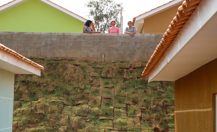 O governador Carlos Massa Ratinho Junior entregou nesta sexta-feira (4) as chaves de novas moradias para 53 famílias de Rebouças, na Região Centro-Sul do Estado. As casas fazem parte do programa Nossa Gente Paraná, destinado a pessoas em situação de vulnerabilidade social e são repassadas de graça. Ao todo, 165 pessoas serão beneficiadas diretamente.