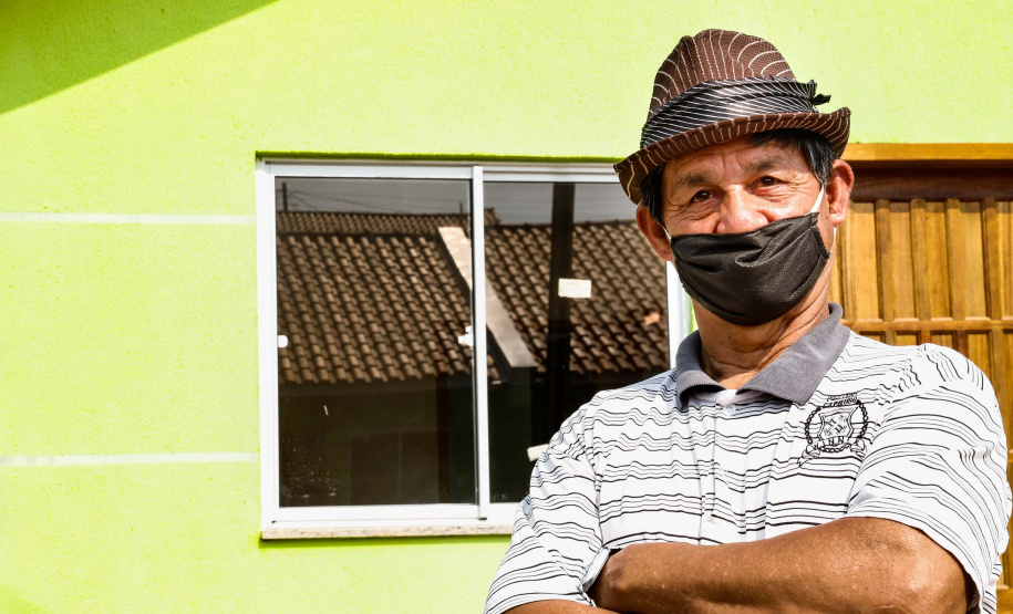 O governador Carlos Massa Ratinho Junior entregou nesta sexta-feira (4) as chaves de novas moradias para 53 famílias de Rebouças, na Região Centro-Sul do Estado. As casas fazem parte do programa Nossa Gente Paraná, destinado a pessoas em situação de vulnerabilidade social e são repassadas de graça. Ao todo, 165 pessoas serão beneficiadas diretamente.