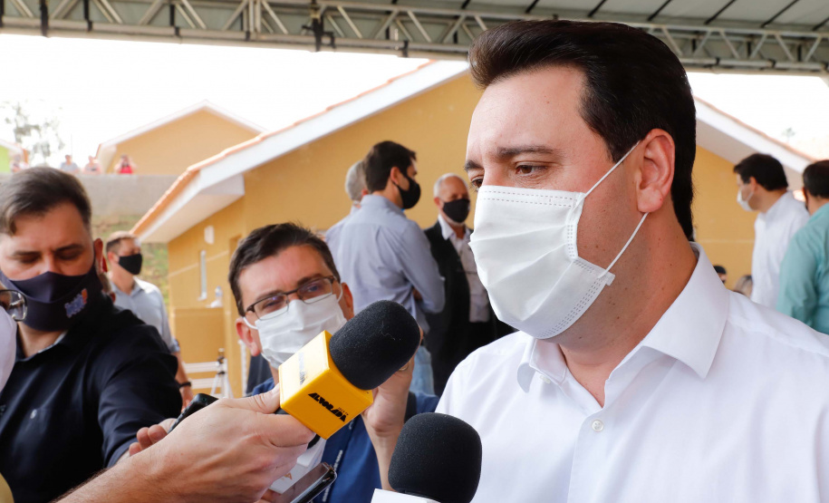 O governador Carlos Massa Ratinho Junior entregou nesta sexta-feira (4) as chaves de novas moradias para 53 famílias de Rebouças, na Região Centro-Sul do Estado. As casas fazem parte do programa Nossa Gente Paraná, destinado a pessoas em situação de vulnerabilidade social e são repassadas de graça. Ao todo, 165 pessoas serão beneficiadas diretamente.