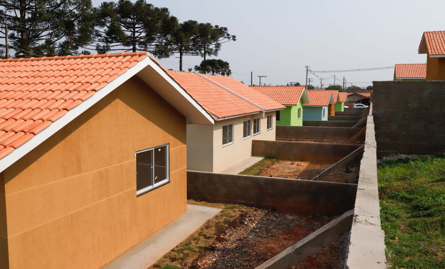 O governador Carlos Massa Ratinho Junior entregou nesta sexta-feira (4) as chaves de novas moradias para 53 famílias de Rebouças, na Região Centro-Sul do Estado. As casas fazem parte do programa Nossa Gente Paraná, destinado a pessoas em situação de vulnerabilidade social e são repassadas de graça. Ao todo, 165 pessoas serão beneficiadas diretamente.
