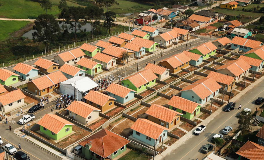 O governador Carlos Massa Ratinho Junior entregou nesta sexta-feira (4) as chaves de novas moradias para 53 famílias de Rebouças, na Região Centro-Sul do Estado. As casas fazem parte do programa Nossa Gente Paraná, destinado a pessoas em situação de vulnerabilidade social e são repassadas de graça. Ao todo, 165 pessoas serão beneficiadas diretamente.