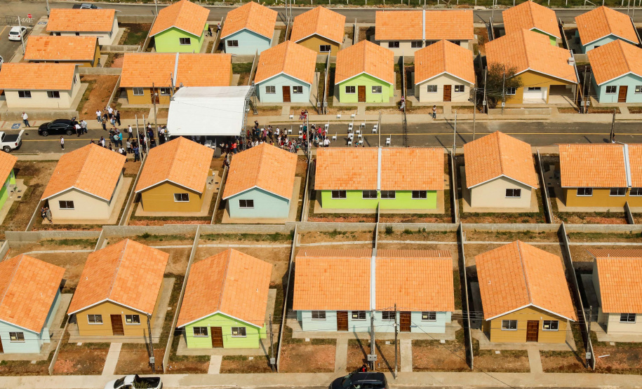 O governador Carlos Massa Ratinho Junior entregou nesta sexta-feira (4) as chaves de novas moradias para 53 famílias de Rebouças, na Região Centro-Sul do Estado. As casas fazem parte do programa Nossa Gente Paraná, destinado a pessoas em situação de vulnerabilidade social e são repassadas de graça. Ao todo, 165 pessoas serão beneficiadas diretamente.