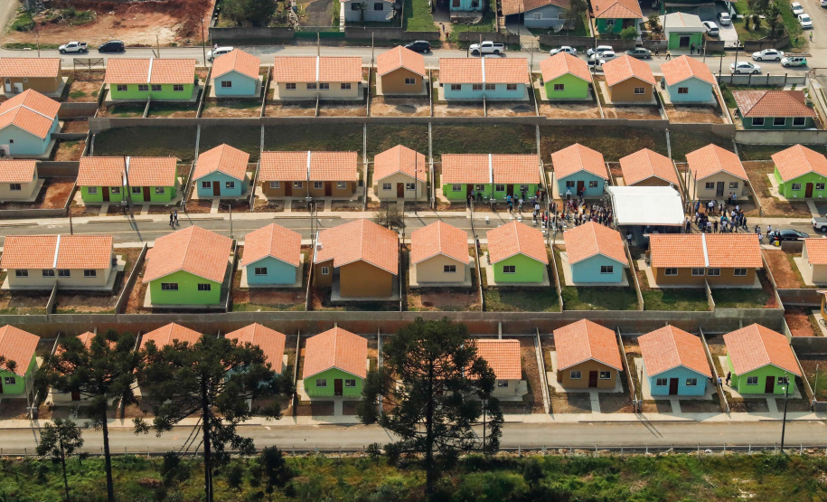 O governador Carlos Massa Ratinho Junior entregou nesta sexta-feira (4) as chaves de novas moradias para 53 famílias de Rebouças, na Região Centro-Sul do Estado. As casas fazem parte do programa Nossa Gente Paraná, destinado a pessoas em situação de vulnerabilidade social e são repassadas de graça. Ao todo, 165 pessoas serão beneficiadas diretamente.