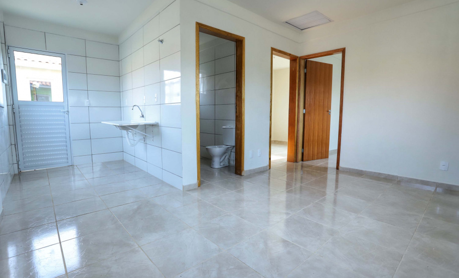 O governador Carlos Massa Ratinho Junior entregou nesta sexta-feira (4) as chaves de novas moradias para 53 famílias de Rebouças, na Região Centro-Sul do Estado. As casas fazem parte do programa Nossa Gente Paraná, destinado a pessoas em situação de vulnerabilidade social e são repassadas de graça. Ao todo, 165 pessoas serão beneficiadas diretamente.