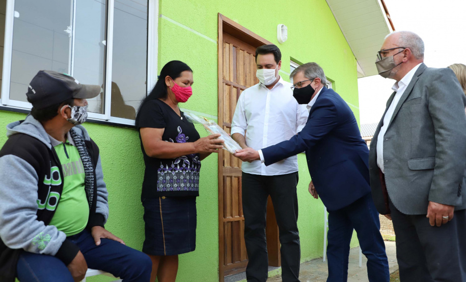 O governador Carlos Massa Ratinho Junior entregou nesta sexta-feira (4) as chaves de novas moradias para 53 famílias de Rebouças, na Região Centro-Sul do Estado. As casas fazem parte do programa Nossa Gente Paraná, destinado a pessoas em situação de vulnerabilidade social e são repassadas de graça. Ao todo, 165 pessoas serão beneficiadas diretamente.
