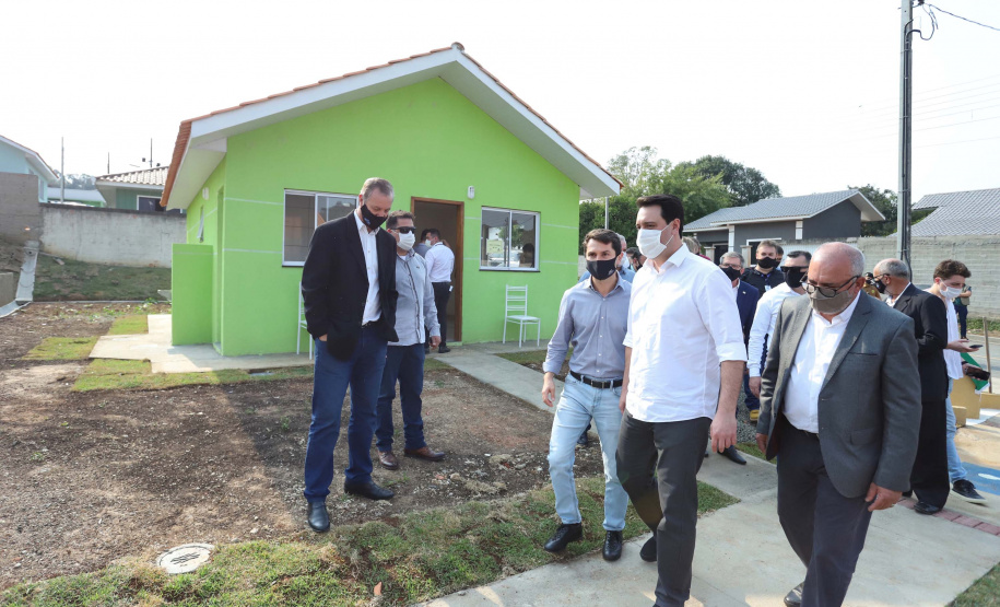 O governador Carlos Massa Ratinho Junior entregou nesta sexta-feira (4) as chaves de novas moradias para 53 famílias de Rebouças, na Região Centro-Sul do Estado. As casas fazem parte do programa Nossa Gente Paraná, destinado a pessoas em situação de vulnerabilidade social e são repassadas de graça. Ao todo, 165 pessoas serão beneficiadas diretamente.