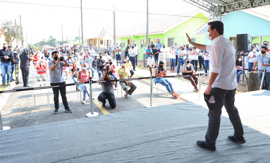 O governador Carlos Massa Ratinho Junior entregou nesta sexta-feira (4) as chaves de novas moradias para 53 famílias de Rebouças, na Região Centro-Sul do Estado. As casas fazem parte do programa Nossa Gente Paraná, destinado a pessoas em situação de vulnerabilidade social e são repassadas de graça. Ao todo, 165 pessoas serão beneficiadas diretamente.
