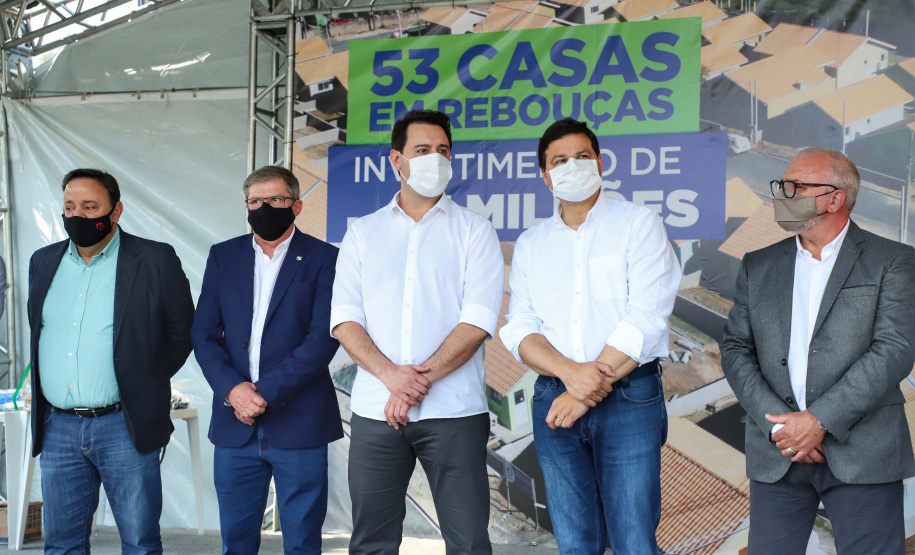 O governador Carlos Massa Ratinho Junior entregou nesta sexta-feira (4) as chaves de novas moradias para 53 famílias de Rebouças, na Região Centro-Sul do Estado. As casas fazem parte do programa Nossa Gente Paraná, destinado a pessoas em situação de vulnerabilidade social e são repassadas de graça. Ao todo, 165 pessoas serão beneficiadas diretamente.