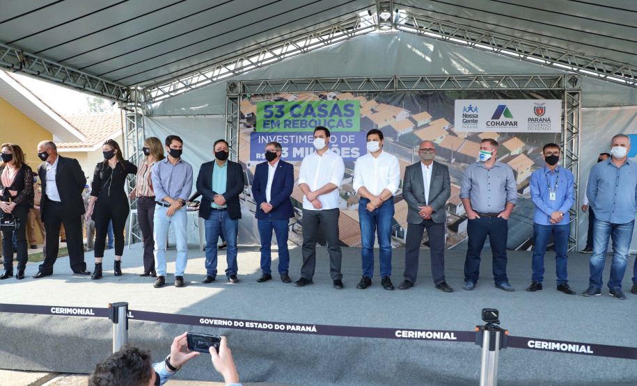 O governador Carlos Massa Ratinho Junior entregou nesta sexta-feira (4) as chaves de novas moradias para 53 famílias de Rebouças, na Região Centro-Sul do Estado. As casas fazem parte do programa Nossa Gente Paraná, destinado a pessoas em situação de vulnerabilidade social e são repassadas de graça. Ao todo, 165 pessoas serão beneficiadas diretamente.