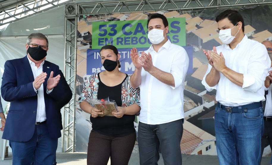 O governador Carlos Massa Ratinho Junior entregou nesta sexta-feira (4) as chaves de novas moradias para 53 famílias de Rebouças, na Região Centro-Sul do Estado. As casas fazem parte do programa Nossa Gente Paraná, destinado a pessoas em situação de vulnerabilidade social e são repassadas de graça. Ao todo, 165 pessoas serão beneficiadas diretamente.