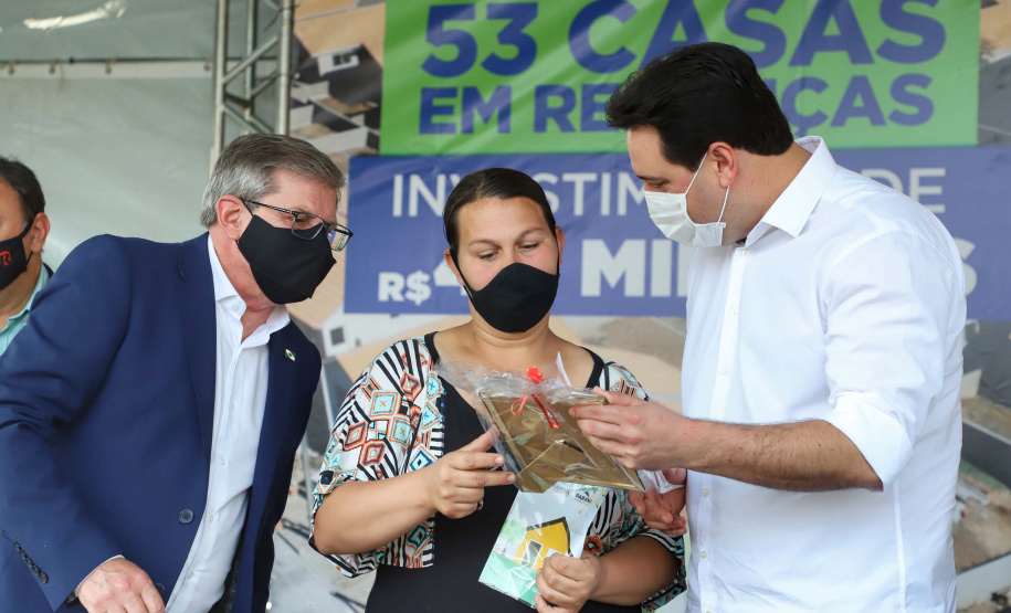 O governador Carlos Massa Ratinho Junior entregou nesta sexta-feira (4) as chaves de novas moradias para 53 famílias de Rebouças, na Região Centro-Sul do Estado. As casas fazem parte do programa Nossa Gente Paraná, destinado a pessoas em situação de vulnerabilidade social e são repassadas de graça. Ao todo, 165 pessoas serão beneficiadas diretamente.