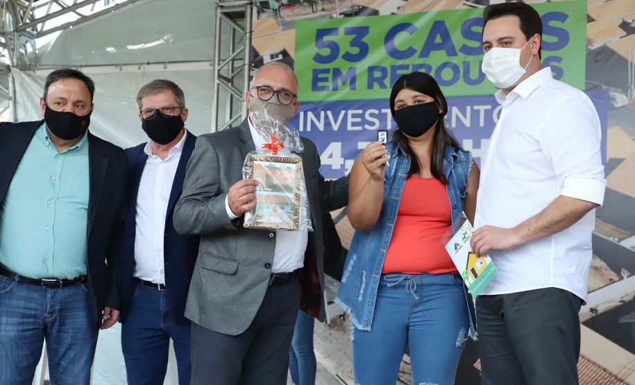 O governador Carlos Massa Ratinho Junior entregou nesta sexta-feira (4) as chaves de novas moradias para 53 famílias de Rebouças, na Região Centro-Sul do Estado. As casas fazem parte do programa Nossa Gente Paraná, destinado a pessoas em situação de vulnerabilidade social e são repassadas de graça. Ao todo, 165 pessoas serão beneficiadas diretamente.