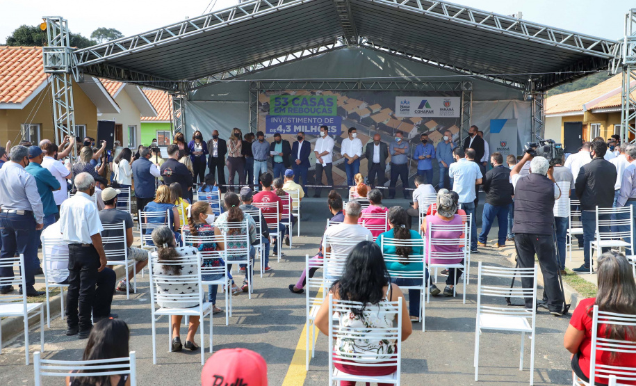 O governador Carlos Massa Ratinho Junior entregou nesta sexta-feira (4) as chaves de novas moradias para 53 famílias de Rebouças, na Região Centro-Sul do Estado. As casas fazem parte do programa Nossa Gente Paraná, destinado a pessoas em situação de vulnerabilidade social e são repassadas de graça. Ao todo, 165 pessoas serão beneficiadas diretamente.