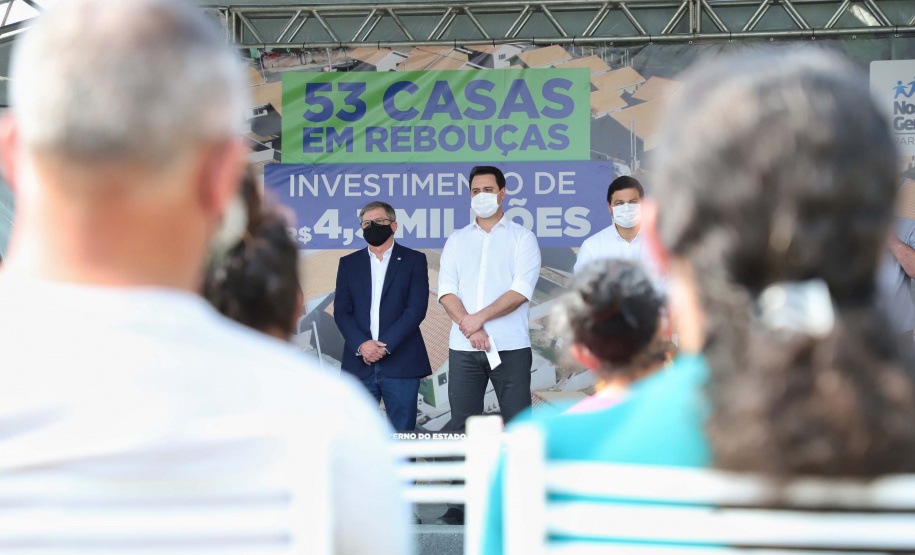O governador Carlos Massa Ratinho Junior entregou nesta sexta-feira (4) as chaves de novas moradias para 53 famílias de Rebouças, na Região Centro-Sul do Estado. As casas fazem parte do programa Nossa Gente Paraná, destinado a pessoas em situação de vulnerabilidade social e são repassadas de graça. Ao todo, 165 pessoas serão beneficiadas diretamente.