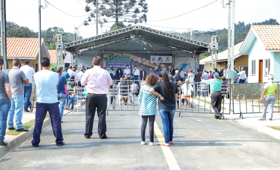 O governador Carlos Massa Ratinho Junior entregou nesta sexta-feira (4) as chaves de novas moradias para 53 famílias de Rebouças, na Região Centro-Sul do Estado