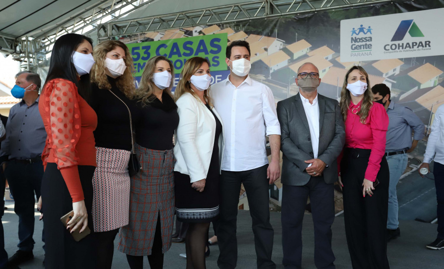 O governador Carlos Massa Ratinho Junior entregou nesta sexta-feira (4) as chaves de novas moradias para 53 famílias de Rebouças, na Região Centro-Sul do Estado. As casas fazem parte do programa Nossa Gente Paraná, destinado a pessoas em situação de vulnerabilidade social e são repassadas de graça. Ao todo, 165 pessoas serão beneficiadas diretamente.