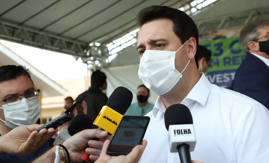 b\O governador Carlos Massa Ratinho Junior entregou nesta sexta-feira (4) as chaves de novas moradias para 53 famílias de Rebouças, na Região Centro-Sul do Estado. As casas fazem parte do programa Nossa Gente Paraná, destinado a pessoas em situação de vulnerabilidade social e são repassadas de graça. Ao todo, 165 pessoas serão beneficiadas diretamente.