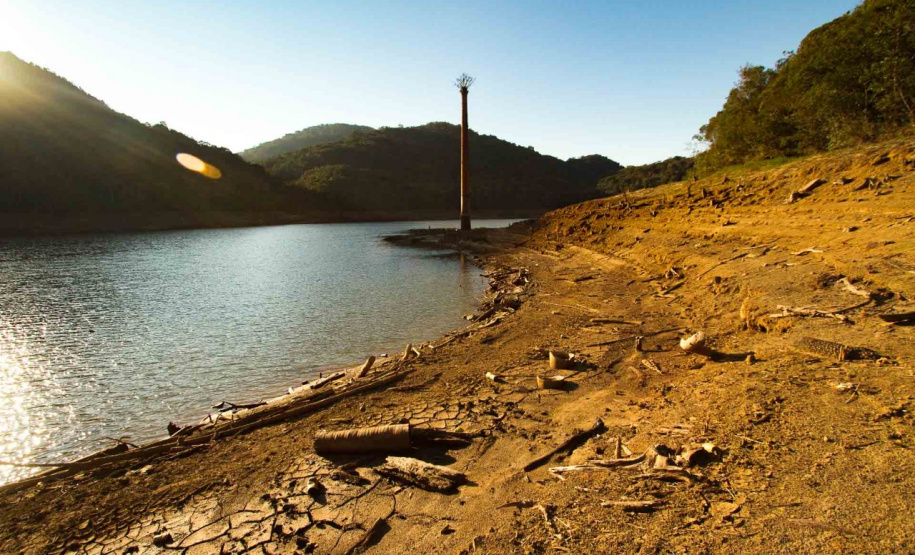 Chaminé da Barragem do Piraquara I: acesso que era feito de barco agora pode ser feito a pé 
. Foto:Sanepar