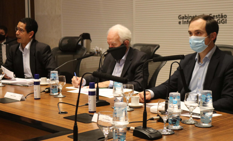 O vice-governador do Paraná, Darci Piana, lançou, na  tarde desta sexta-feira (04/09), o Novo Arranjo de Pesquisa e Inovação (NAPI) em Segurança Pública. O evento ocorreu por meio de videoconferência, transmitida a partir do Gabinete de Gestão de Integrada (GGI), no Palácio Iguaçu, em Curitiba. O programa é uma parceria entre a Secretaria da Segurança Pública do Paraná (SESP), a Fundação Araucária e a Superintendência Geral de Ciência, Tecnologia e Ensino Superior (SETI).