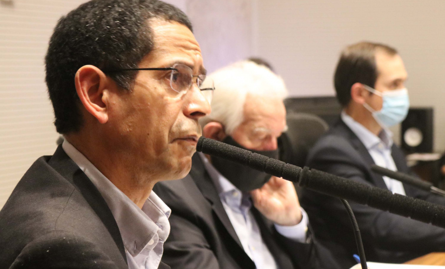 O vice-governador do Paraná, Darci Piana, lançou, na  tarde desta sexta-feira (04/09), o Novo Arranjo de Pesquisa e Inovação (NAPI) em Segurança Pública. O evento ocorreu por meio de videoconferência, transmitida a partir do Gabinete de Gestão de Integrada (GGI), no Palácio Iguaçu, em Curitiba. O programa é uma parceria entre a Secretaria da Segurança Pública do Paraná (SESP), a Fundação Araucária e a Superintendência Geral de Ciência, Tecnologia e Ensino Superior (SETI).
Foto:SESP