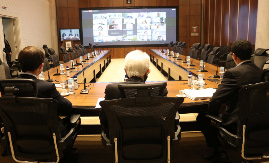 O vice-governador do Paraná, Darci Piana, lançou, na  tarde desta sexta-feira (04/09), o Novo Arranjo de Pesquisa e Inovação (NAPI) em Segurança Pública. O evento ocorreu por meio de videoconferência, transmitida a partir do Gabinete de Gestão de Integrada (GGI), no Palácio Iguaçu, em Curitiba. O programa é uma parceria entre a Secretaria da Segurança Pública do Paraná (SESP), a Fundação Araucária e a Superintendência Geral de Ciência, Tecnologia e Ensino Superior (SETI).
Foto:SESP